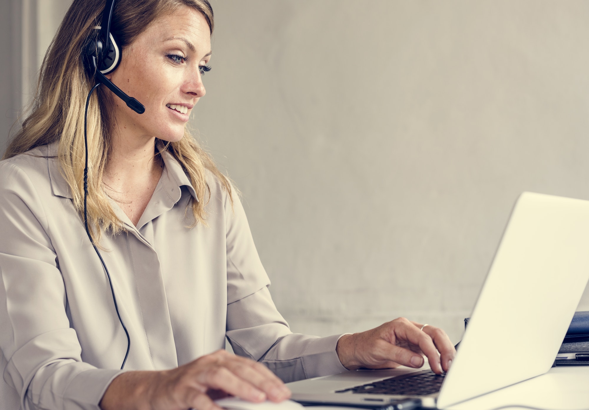 Call desk. Колл центр. колл центр standing desk. женщина с службы поддержки. центр для женщин.