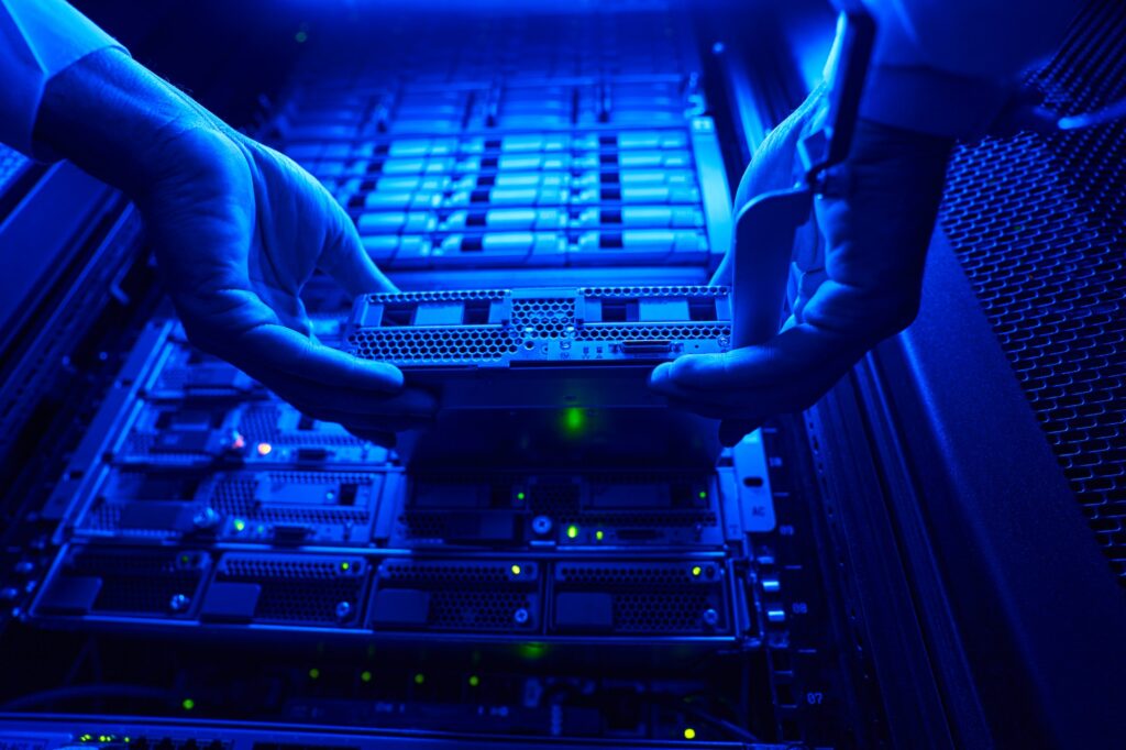 what are pros and cons of managed cloud services